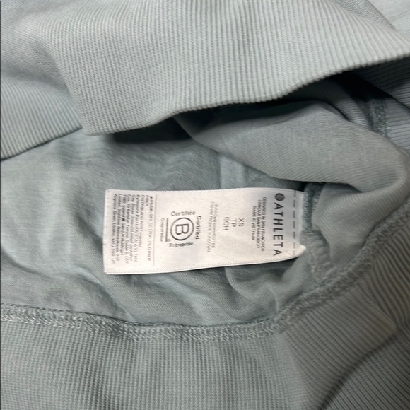 Athleta Sleeve Crop Top size XS - Picture 5 of 8